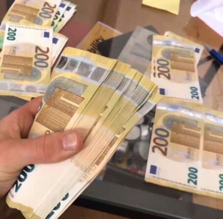 200€ euros Bank notes  500€ for  5000€ bank notes - Image 3